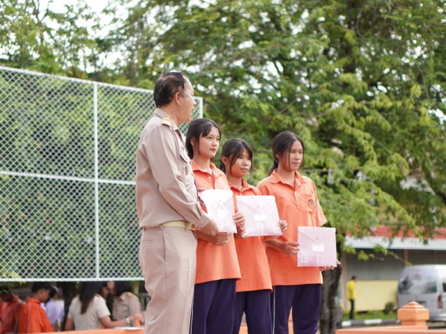 รับเกียรติบัตรวิทยาศาสตร์ และสภานักเรียน