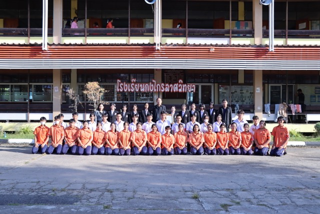 รับเกียรติบัตรหน้าเสาธง จิตอาสาช่วยงานสหกรณ์ และสภานักเรียน