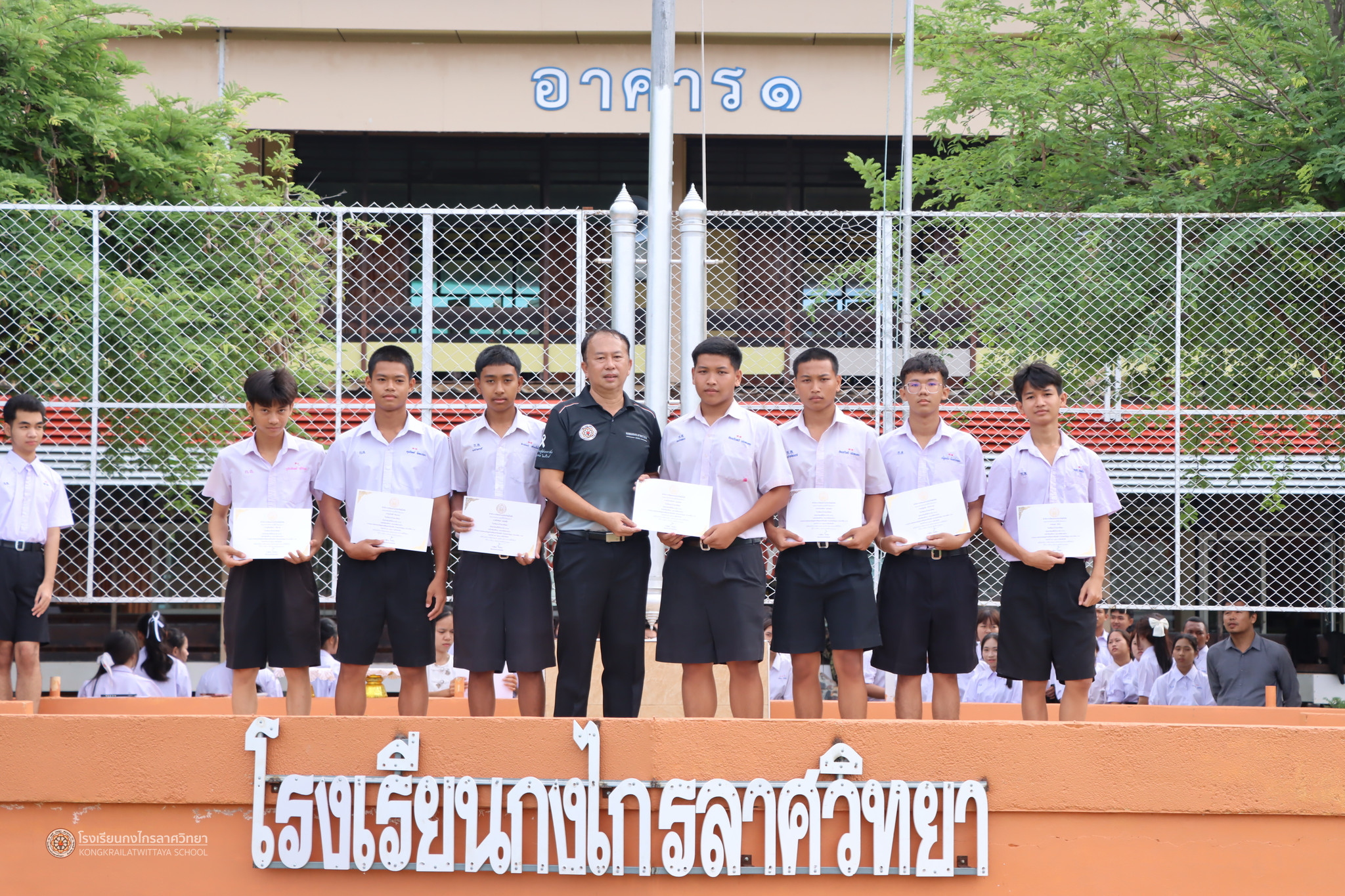 รับเกียรติบัตรการแข่งขันสวดมนต์หมู่และบรรยายธรรม