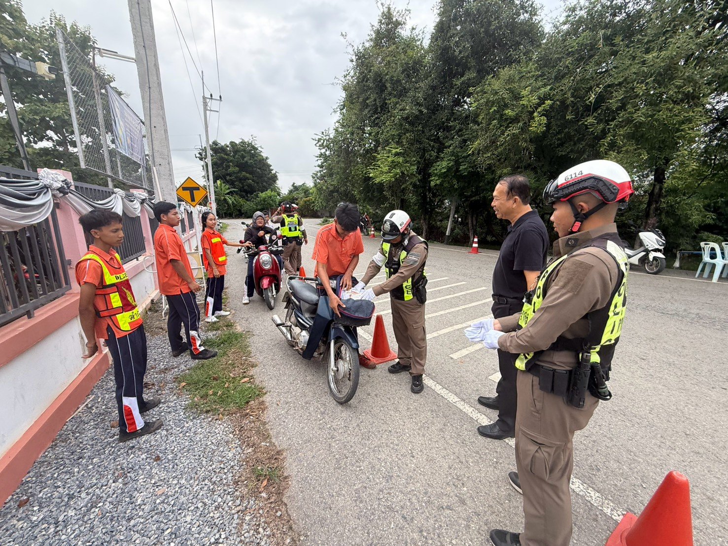 สภ.กงไกรลาศ ลงพื้นที่ตรวจความเรียบร้อย ยกระดับมาตรการรักษาความปลอดภัย แก่ครูและนักเรียนโรงเรียนกงไกรลาศวิทยา