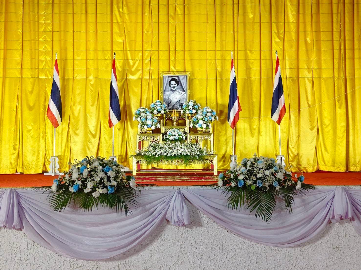 ร่วมพิธีทำบุญตักบาตรถวายพระราชกุศล เนื่องในวันคล้ายวันพระราชสมภพ สมเด็จพระนางเจ้าสิริกิติ์ พระบรมราชินีนาถ พระบรมราชชนนีพันปีหลวง และวันแม่แห่งชาติ