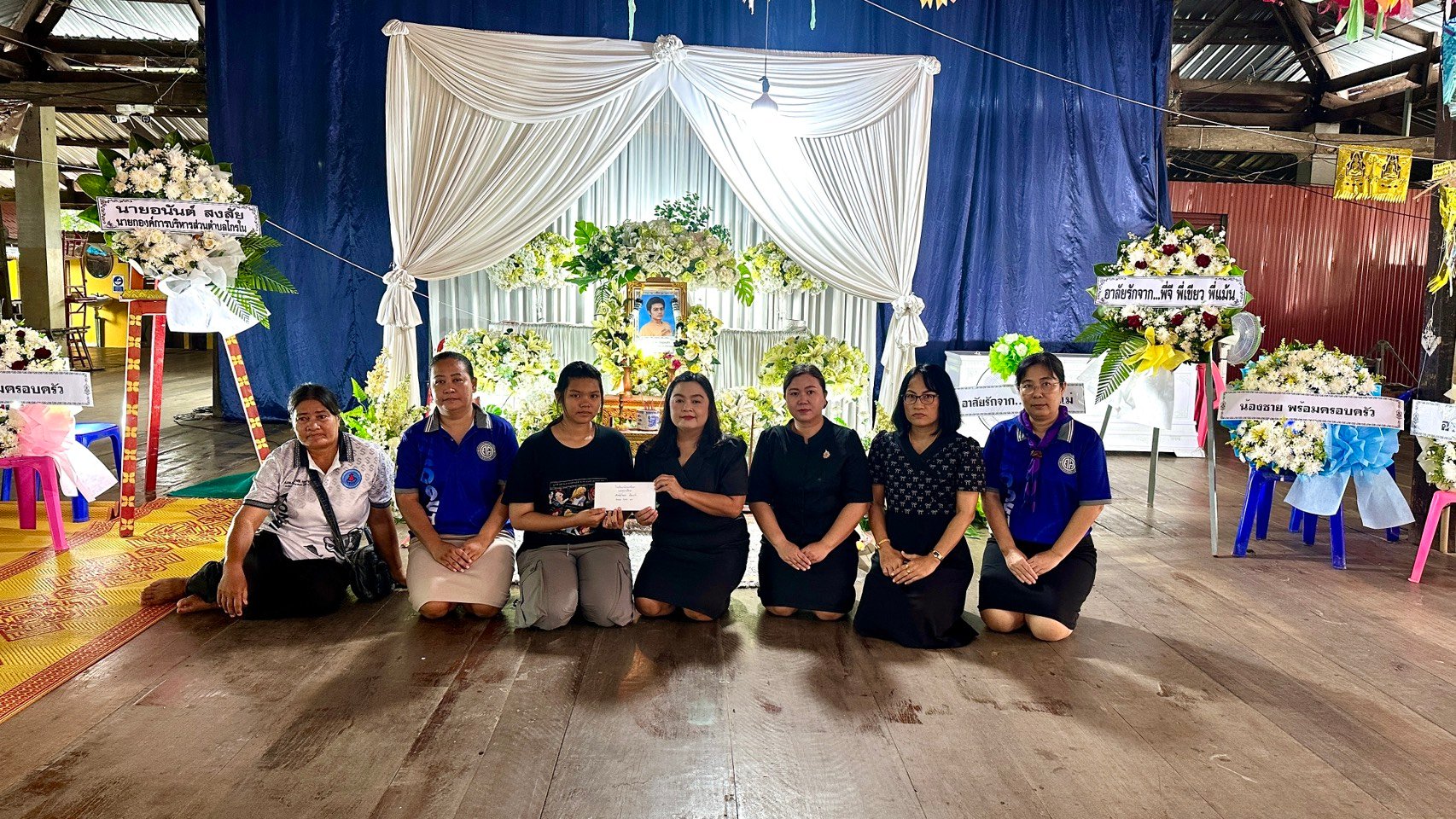 คณะผู้บริหารและคณะครูระดับชั้นมัธยมศึกษาปีที่ ๒ มอบทุนการศึกษาและเงินช่วยเหลือแก่เด็กหญิงไอรดา เนียมแก้ว