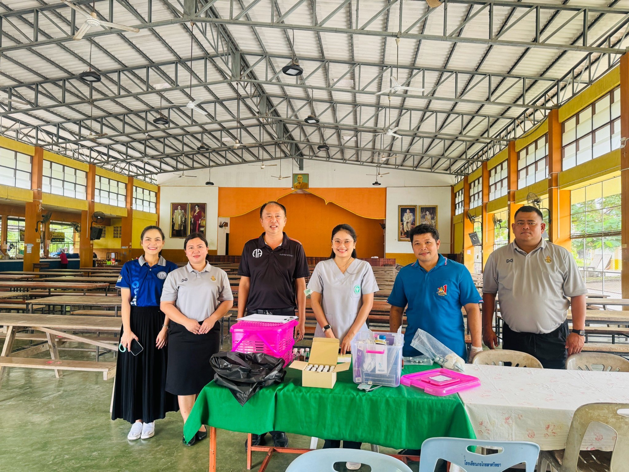 เจ้าหน้าที่โรงพยาบาลกงไกรลาศดำเนินการตรวจสอบเพื่อหาสารปนเปื้อนในอาหาร โรงอาหารศรีเมือง